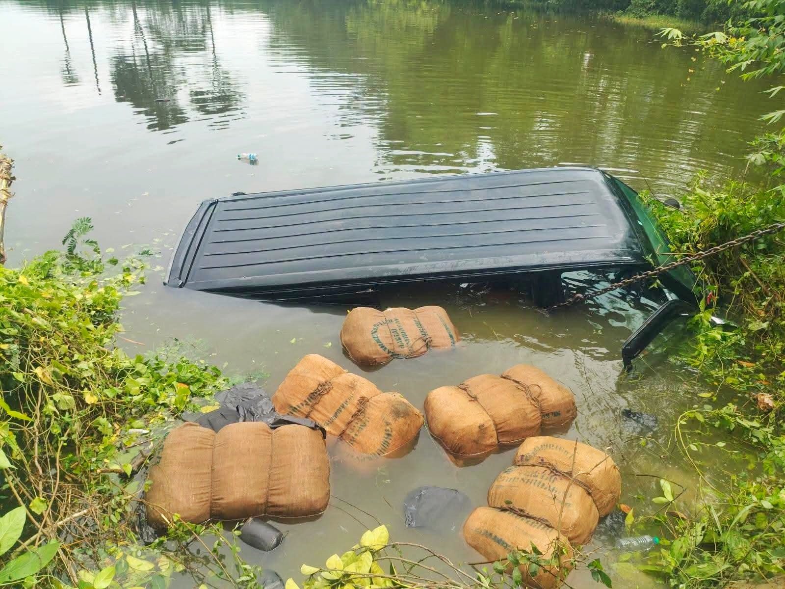 কসবায় পুলিশের ধাওয়া খেয়ে পুকুরে মাইক্রোবাস, উদ্ধার ২৫২ কেজি গাঁজা