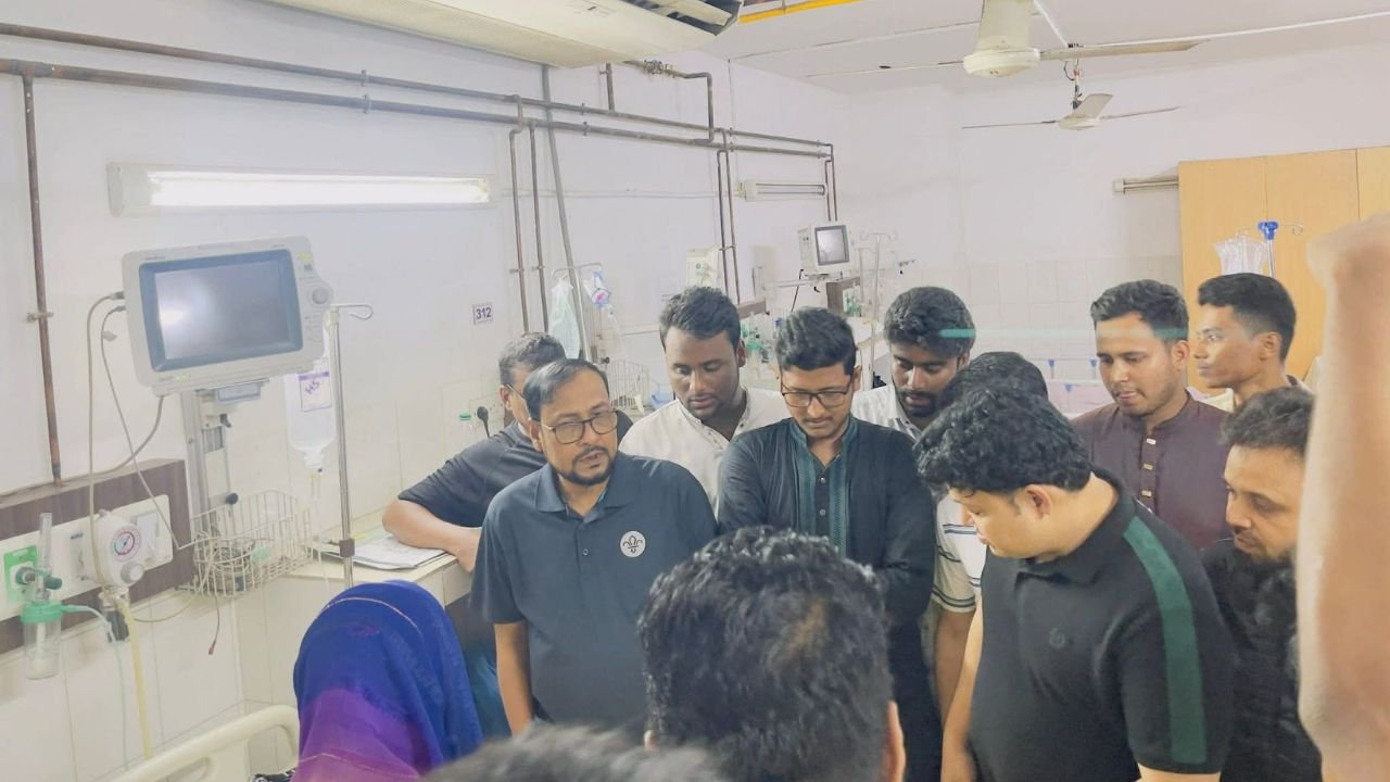 জবি শিক্ষার্থীদের বাসে হামলায় আহতদের দেখতে এনাম মেডিকেলে ভিসি