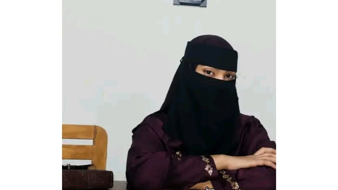 নাসিরনগরে বিয়ের দাবিতে বিষের বোতল হাতে প্রেমিকের বাড়িতে ৫ দিন অনশনে তরুণী