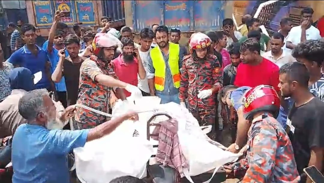 নাটোরে ঢাকাগামী বাসের চাপায় অটোভ্যান চালক ও যাত্রী নিহত