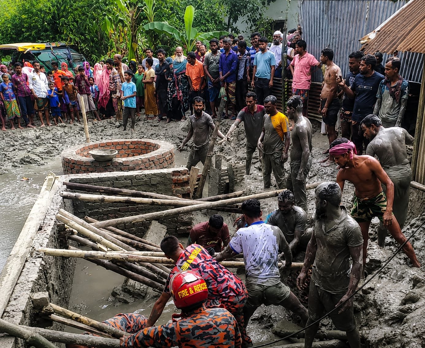 মোরেলগঞ্জে সেপটিক ট্যাংকের দেয়াল ধসে শ্রমিকের মৃত্যু, আহত আরও একজন