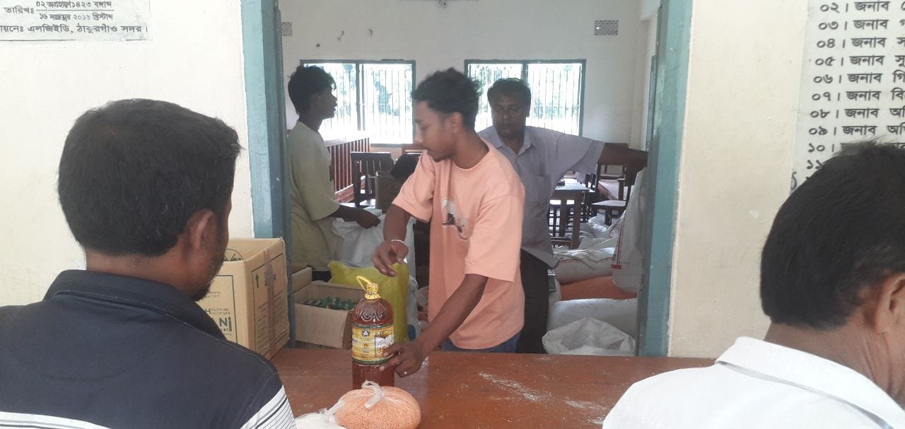 ‘ভাতই যদি না খেতে পারি, সাবান দিয়ে কী করব’: টিসিবির চাল নিয়ে ঢোলারহাটে ক্ষোভ