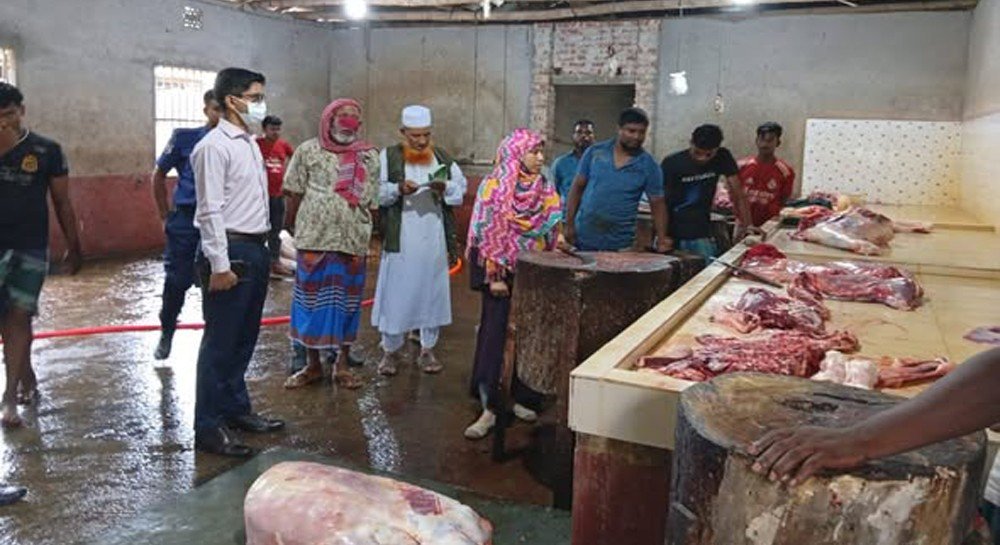 রাজারহাটে লাইসেন্সহীন মাংসের দোকানে জরিমানা, ২০ হাজার টাকা আদায়
