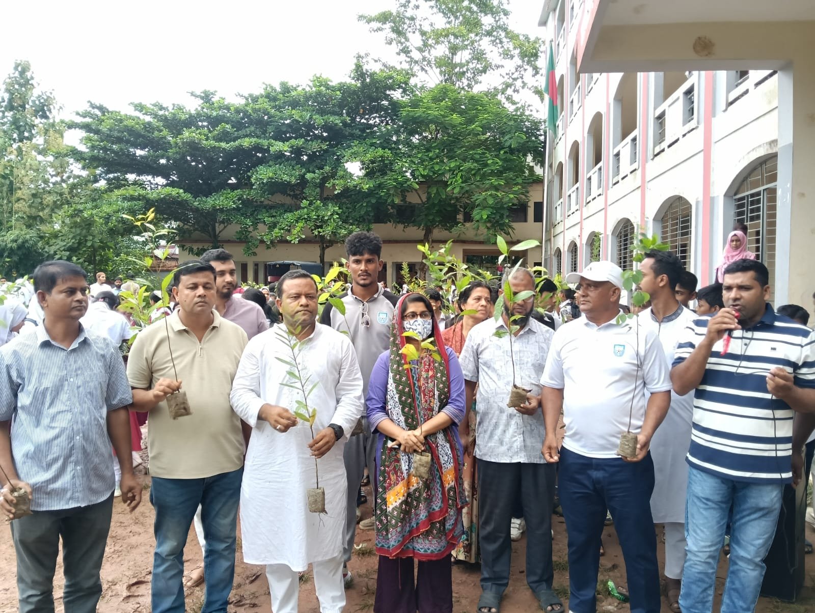 খালেদা জিয়ার জন্মবার্ষিকীতে মাটিরাঙ্গায় ৬ হাজার গাছের চারা বিতরণ