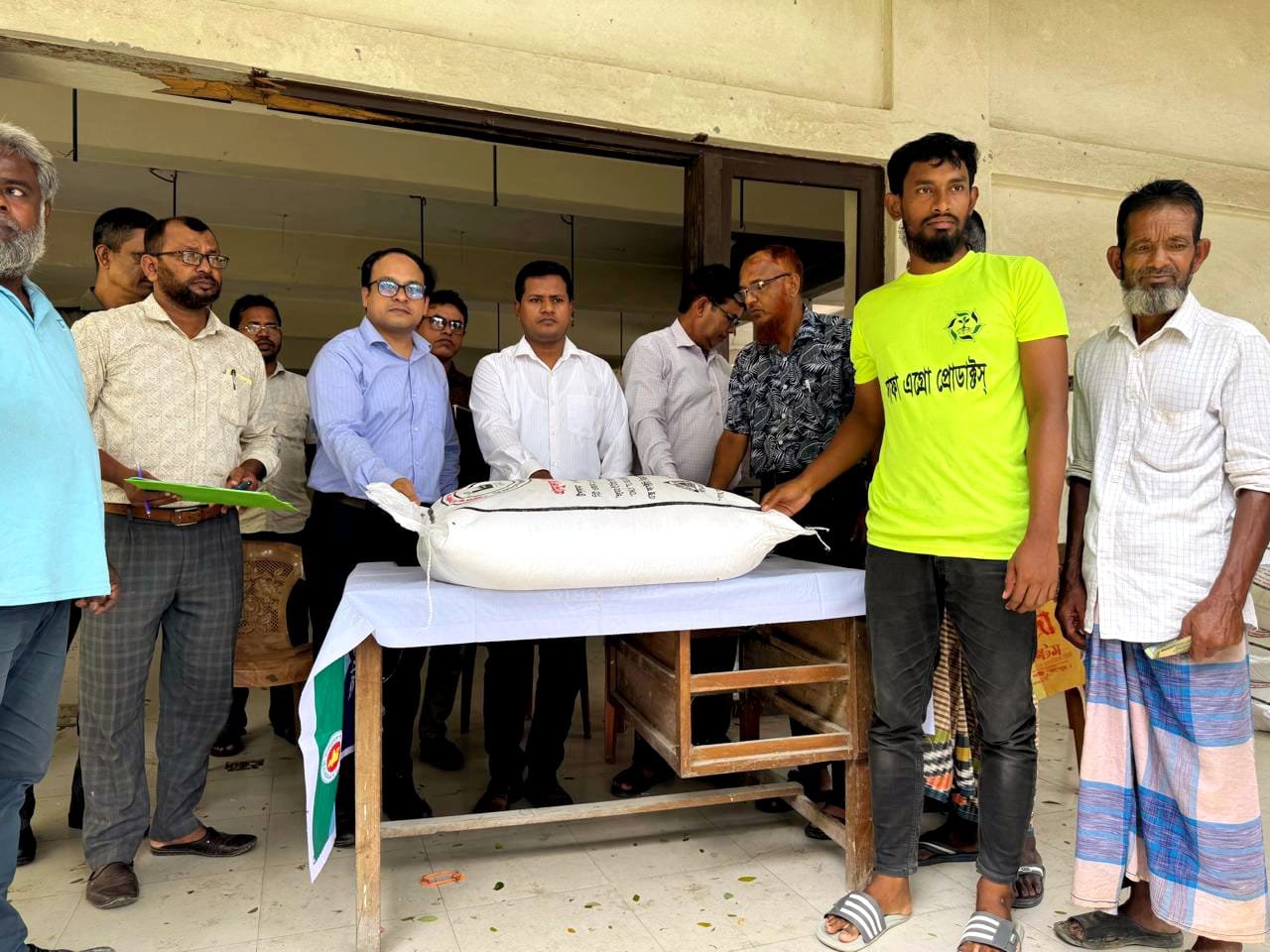 মিঠাপুকুরে পাচারের সময় জব্দ ১০৫ বস্তা ইউরিয়া সার সরকারি মূল্যে বিক্রি