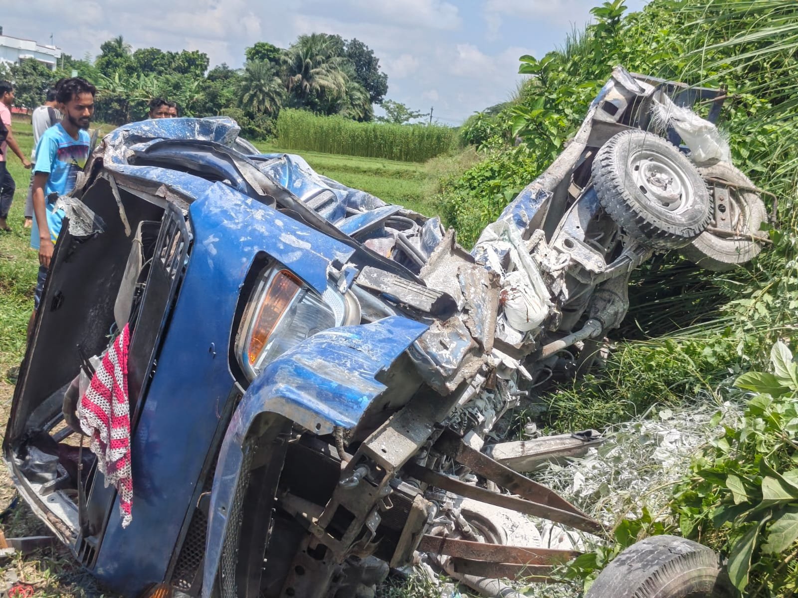 নাটোরে কপোতাক্ষ এক্সপ্রেসের ধাক্কায় পিকআপ চুরমার