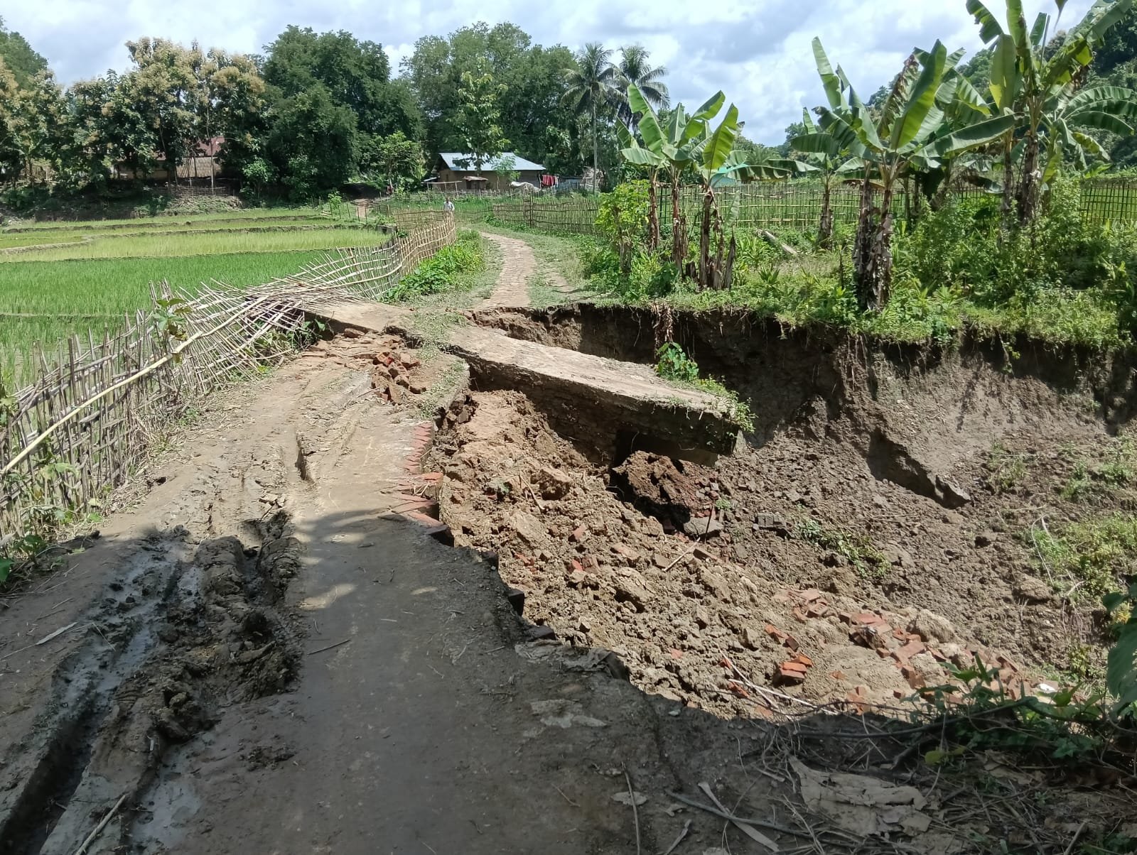 মাটিরাঙ্গায় ভারী বর্ষণে কালভার্ট ও ব্রিজ ধস, ৭ গ্রামের যোগাযোগ বিচ্ছিন্ন