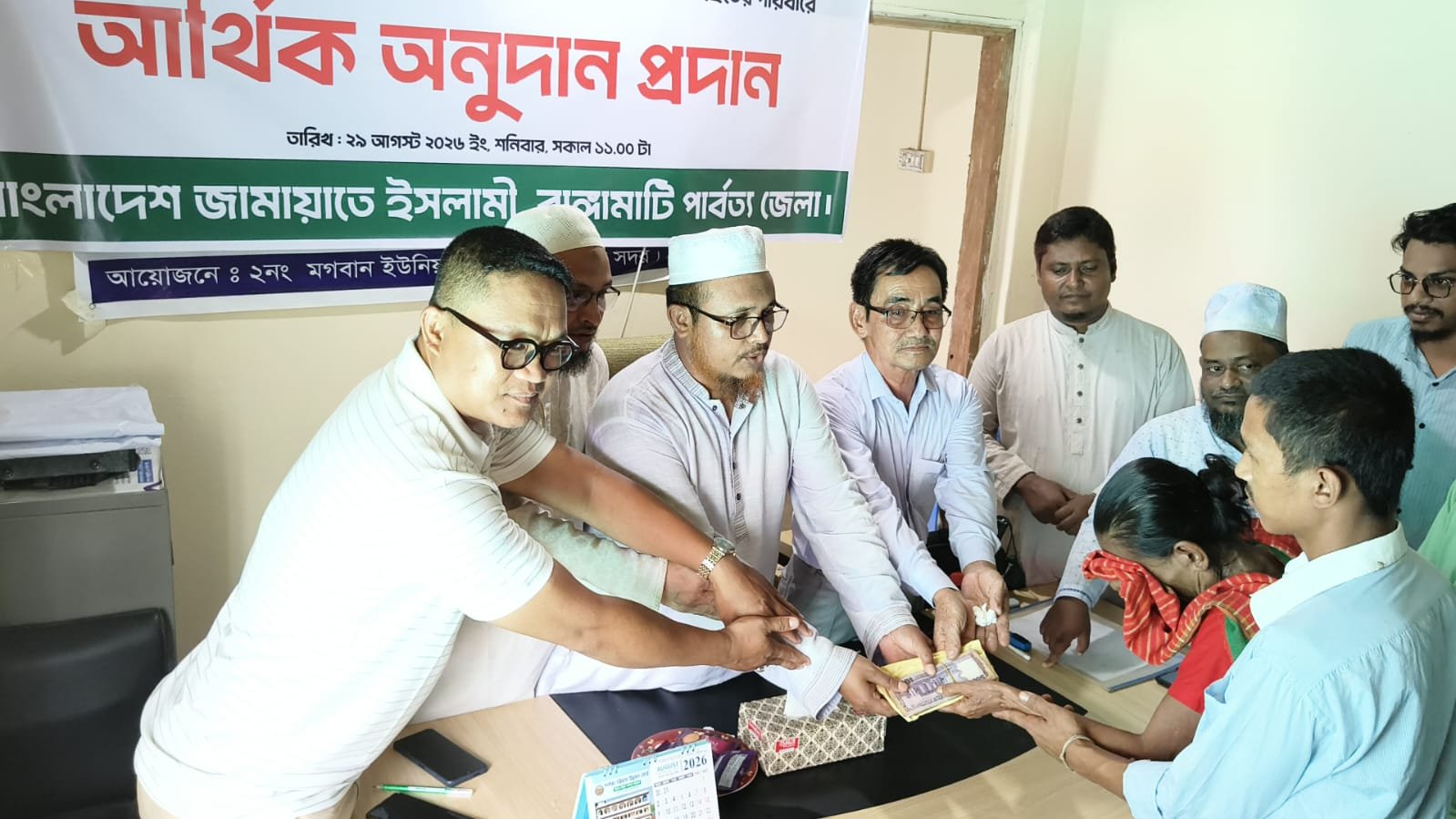 মগবানে পাহাড়ি ঢলে নিহত ধলমনি চাকমার পরিবারকে ডা. শফিকুর রহমানের আর্থিক সহায়তা