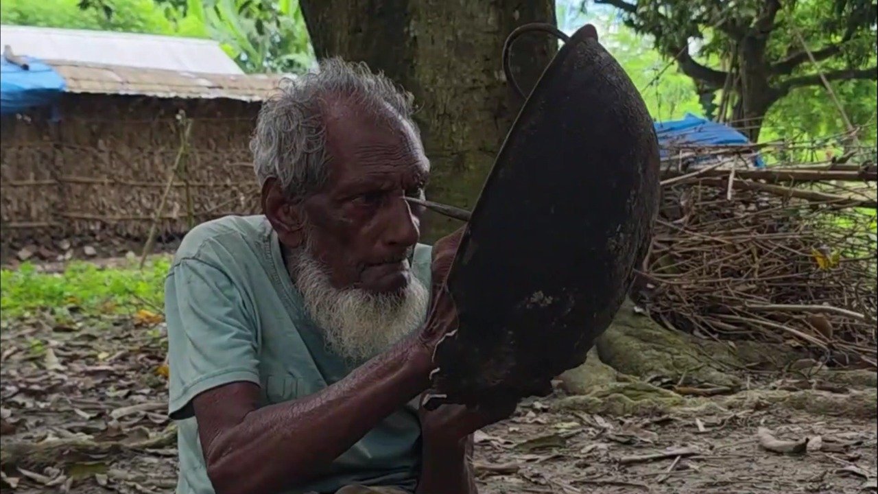 ১১৬ বছরের দাবি: বয়সের ভারেও থামেনি চুয়াডাঙ্গার আব্দুল বারীর জীবনসংগ্রাম