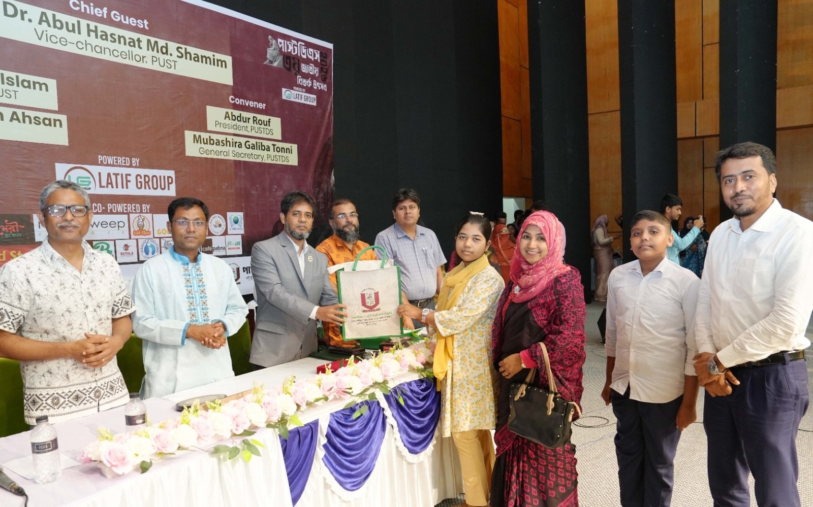 পাবনায় ৬ শিক্ষাপ্রতিষ্ঠানে বই ও বুকশেলফ উপহার দিলেন পাবিপ্রবি উপাচার্য