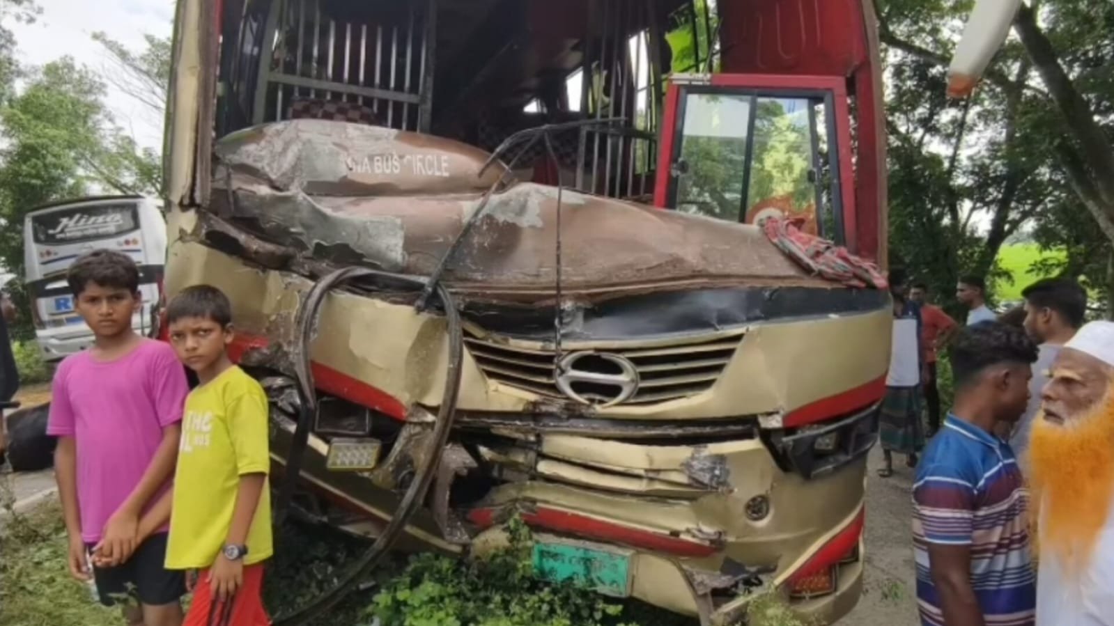নাটোরে গরুবাহী ভুটভুটির সঙ্গে বাসের মুখোমুখি সংঘর্ষ