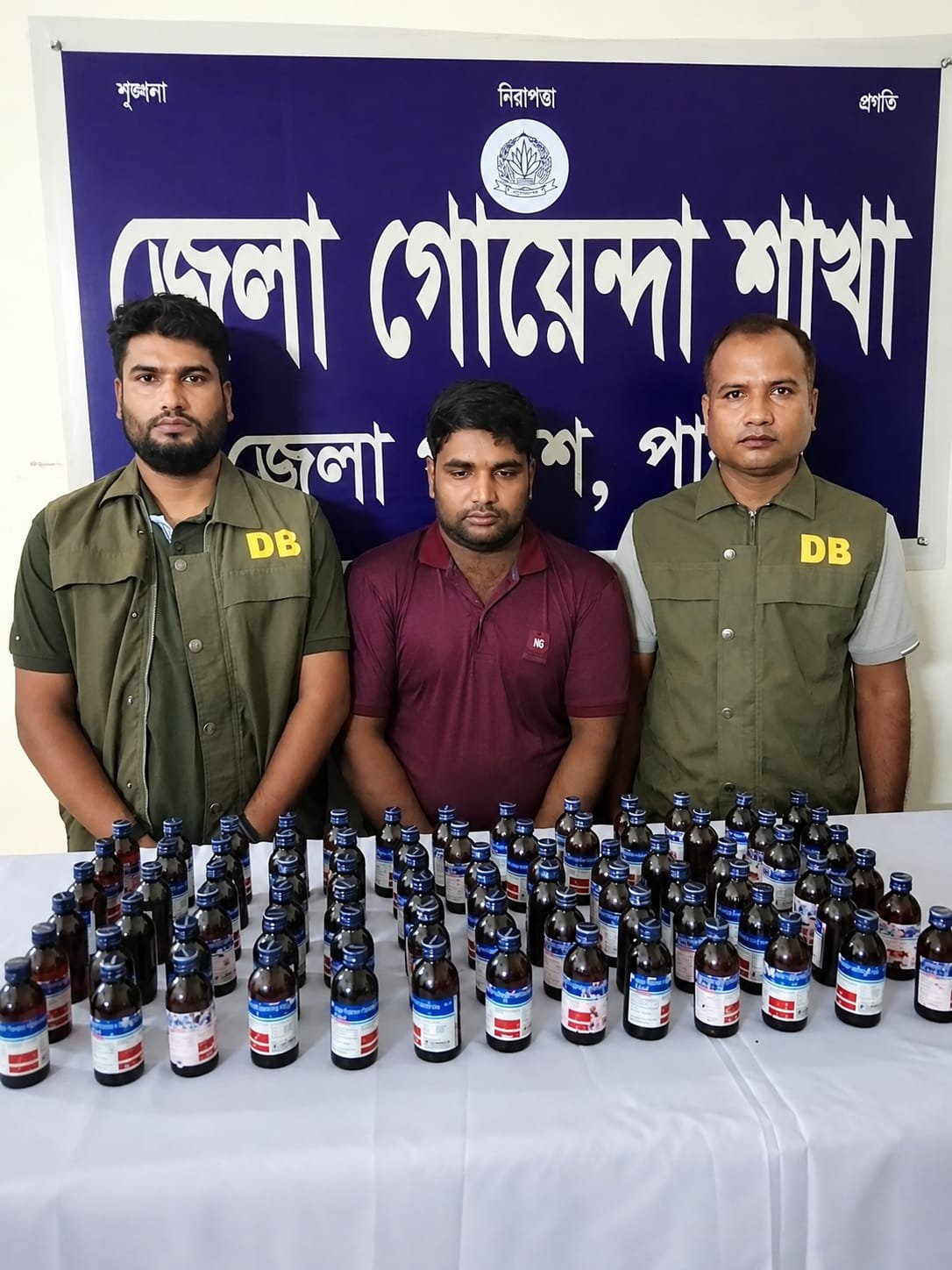 পাবনায় ডিবির অভিযানে ৭৮ বোতল ইস্কাফ সিরাপসহ গ্রেফতার ১