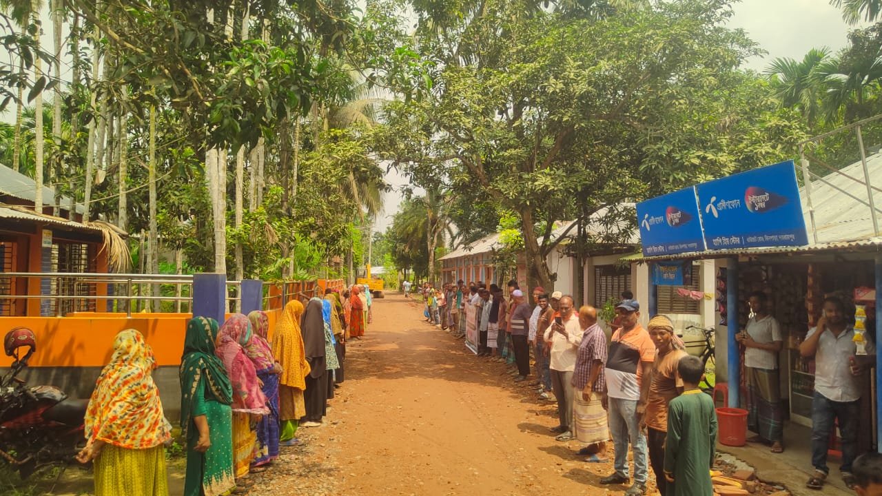 সড়ক নির্মাণে বাধার অভিযোগে নাটোরের বাগাতিপাড়ায় মানববন্ধন