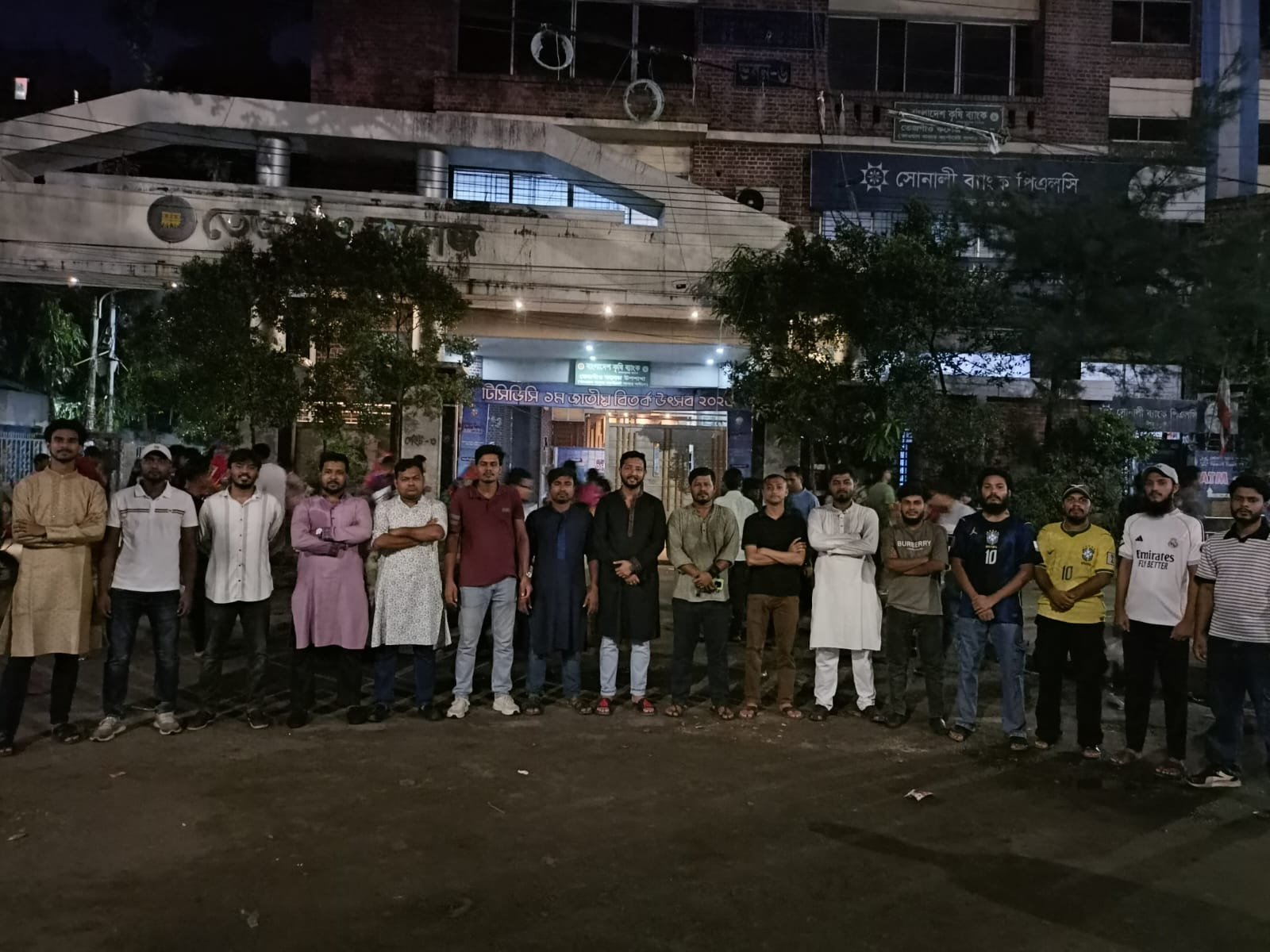 ফার্মগেটে ফুটপাত দখলমুক্ত রাখতে রাতেও তেজগাঁও কলেজ ছাত্রদলের অভিযান