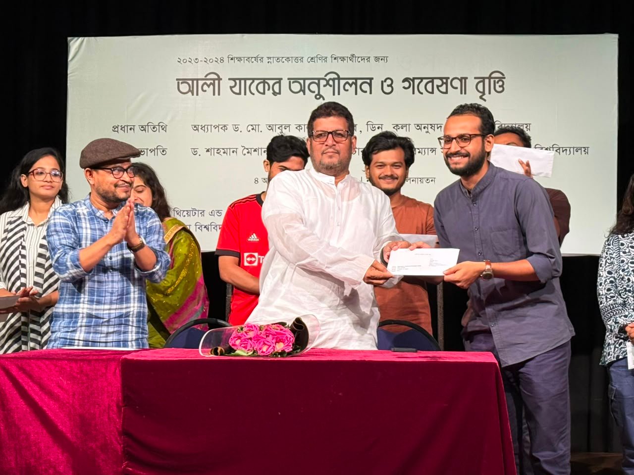 আলী যাকের গবেষণা ও অনুশীলন বৃত্তি পেলেন ঢাবির ১২ শিক্ষার্থী