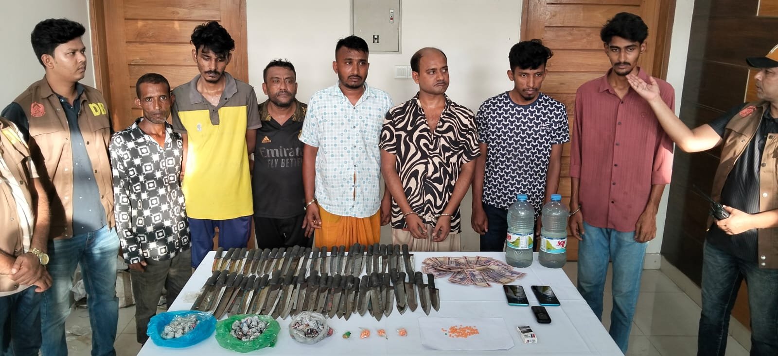 বাগেরহাটে মাদক, ছুরি ও জাল টাকাসহ গ্রেপ্তার ১১