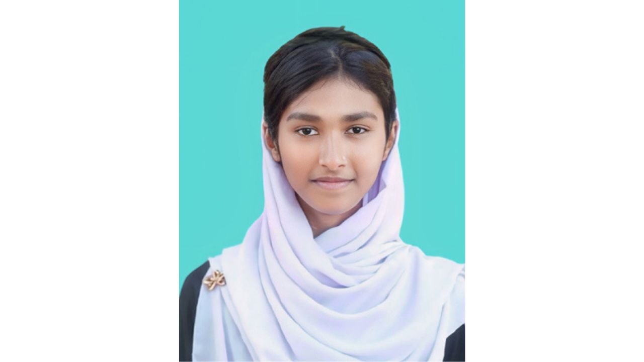 অভাব ও মায়ের ক্যানসার জয় করে বরকলে অদম্য মাইমুনার সাফল্য
