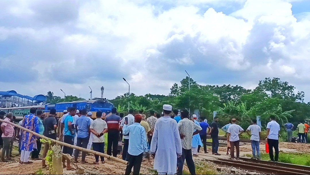 কসবায় স্থানীয়দের উদ্যোগে রেলক্রসিং সড়ক সংস্কার, সতর্ক চলাচলের আহ্বান