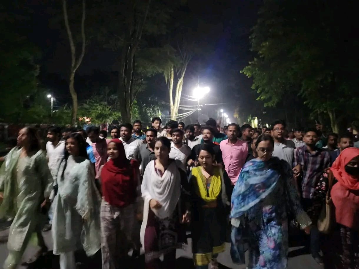 রাকসুর তহবিল আত্মসাতের অভিযোগে রাবি ছাত্রদলের বিক্ষোভ