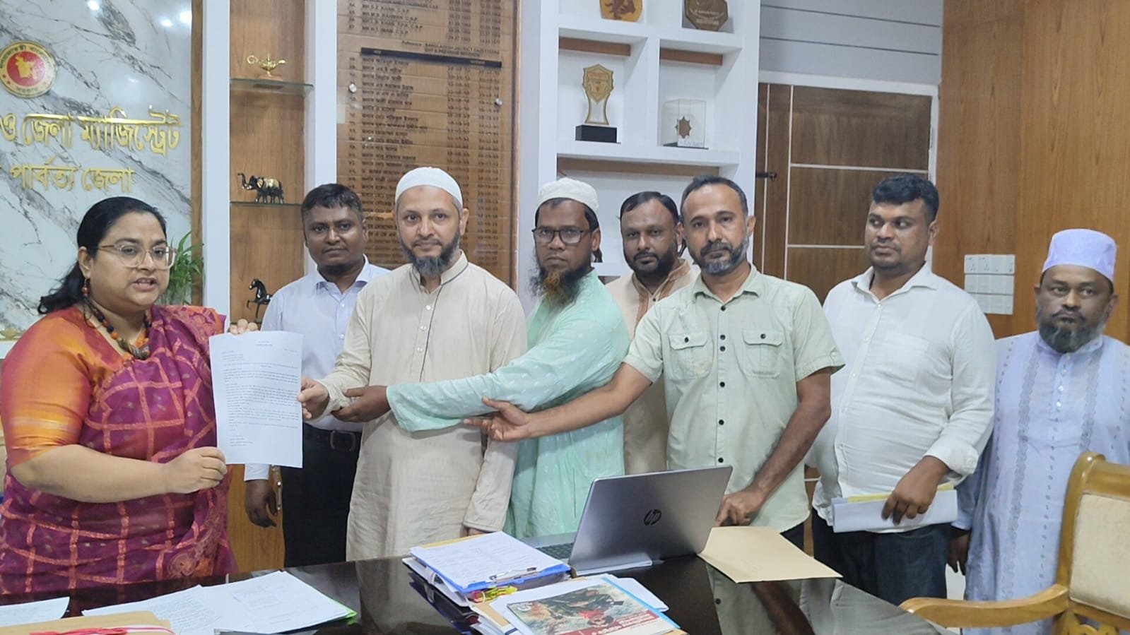 দ্রব্যমূল্যের ঊর্ধ্বগতি ও লোডশেডিংয়ের প্রতিবাদে রাঙ্গামাটিতে স্মারকলিপি প্রদান