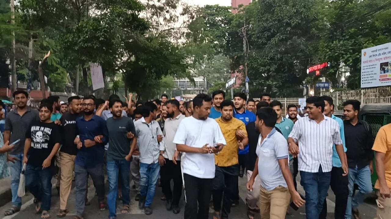 কমিটির মাধ্যমে শিক্ষক নিয়োগের সিদ্ধান্তের প্রতিবাদে জবি শিক্ষার্থীদের বিক্ষোভ