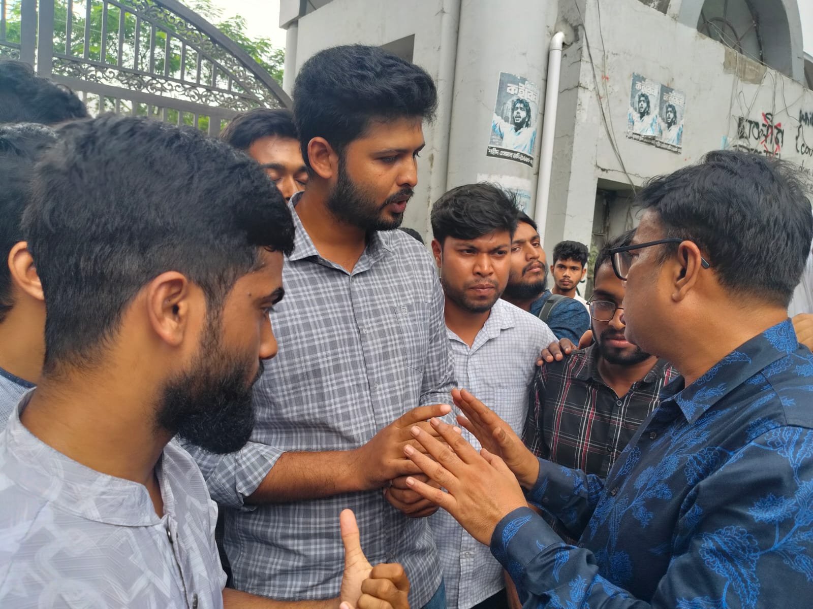 বাসের রুট পরিবর্তনের প্রতিবাদে ইবির প্রধান ফটকে তালা, প্রশাসনের আশ্বাসে প্রত্যাহার