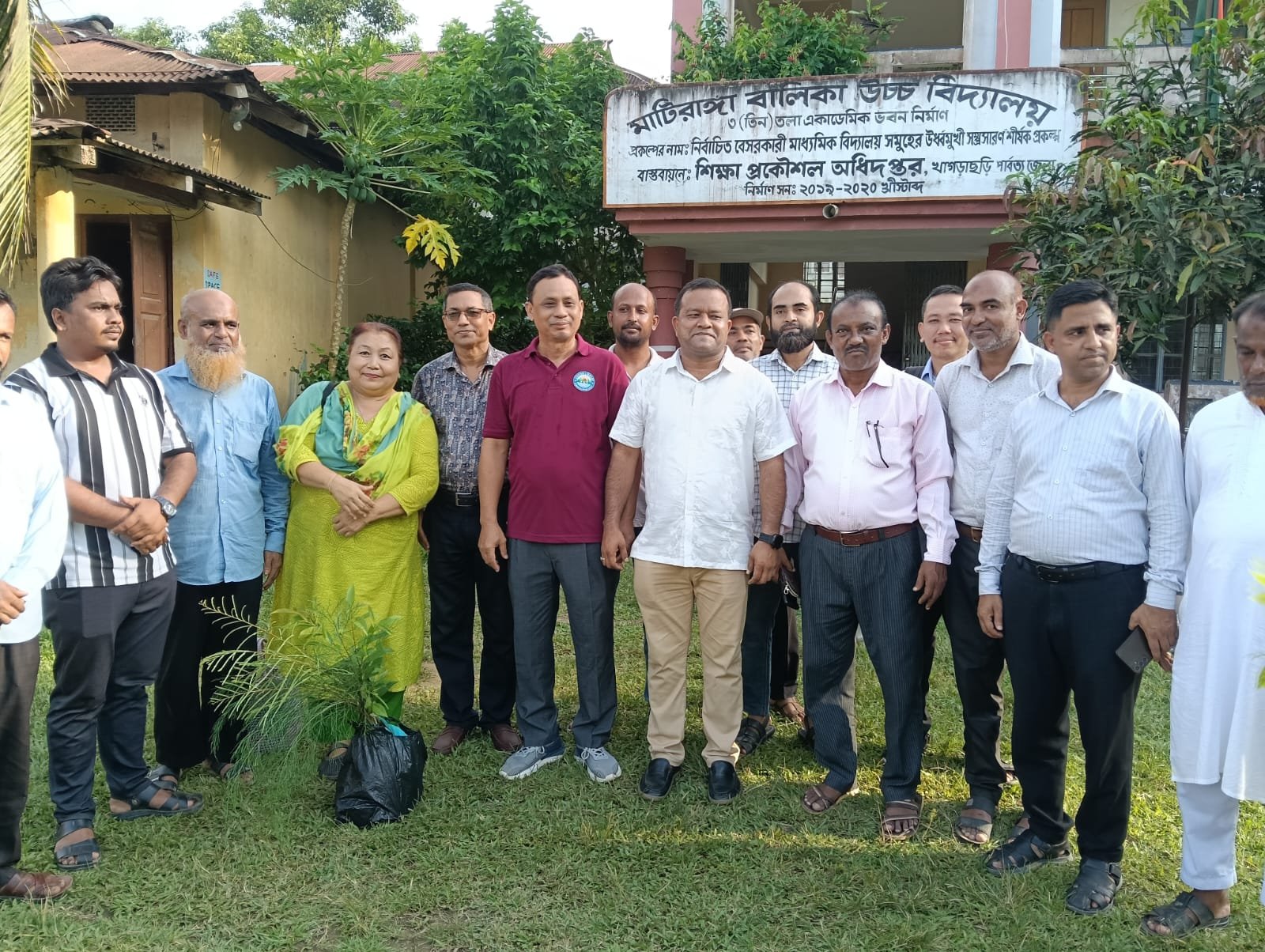 খালেদা জিয়ার জন্মবার্ষিকীতে মাটিরাঙ্গায় শিক্ষার্থীদের মাঝে গাছের চারা বিতরণ