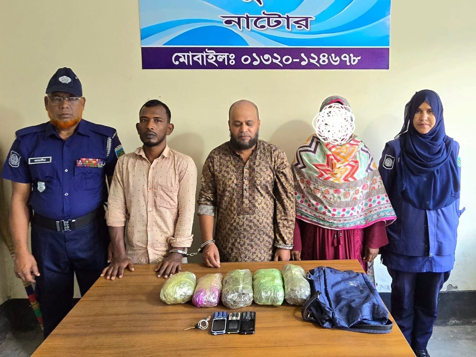 নাটোরে আড়াই কেজি গাঁজাসহ দম্পতি ও এক মাদক ব্যবসায়ী গ্রেপ্তার