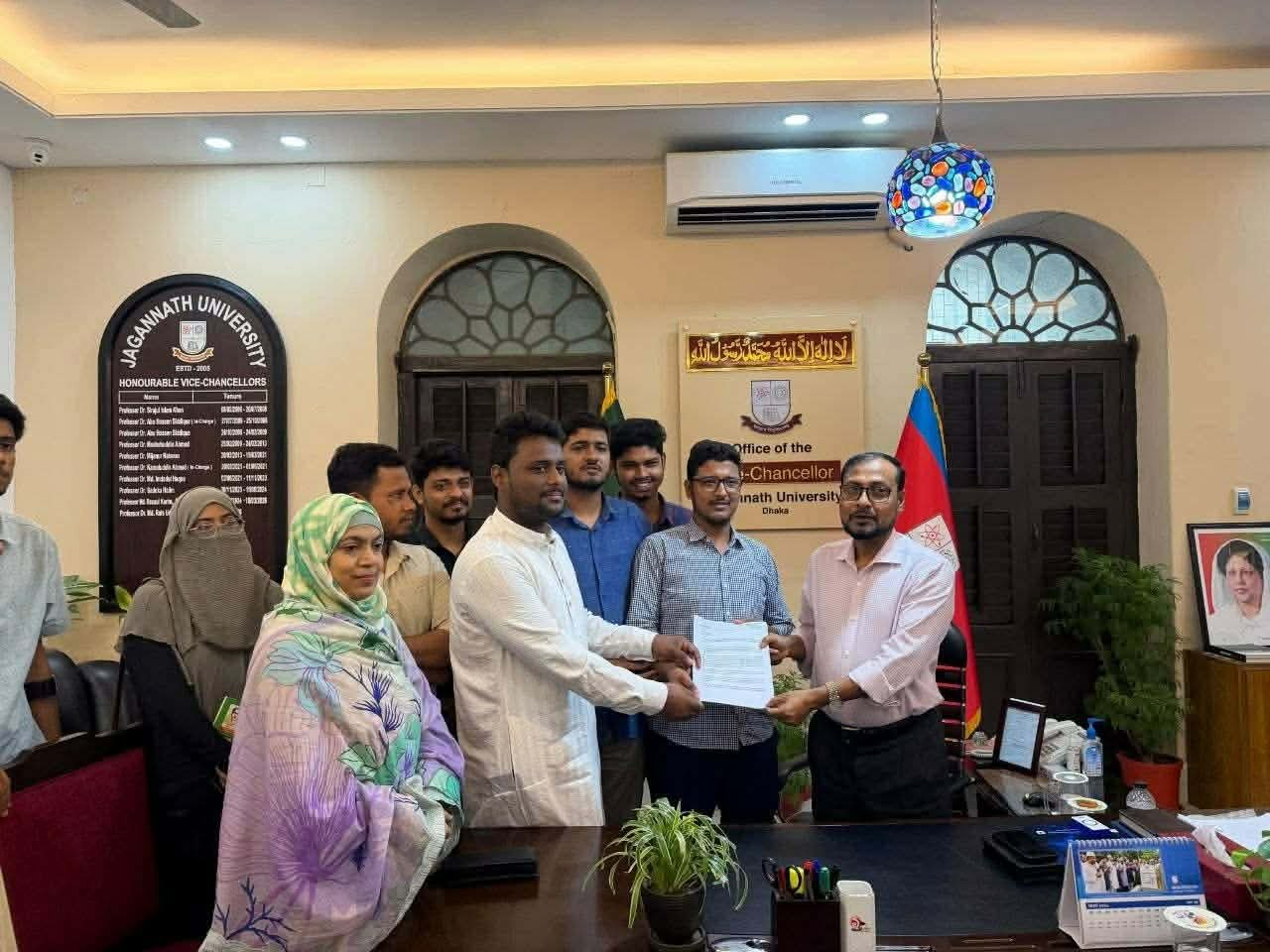 প্রক্টরের অপসারণসহ ৯ দফা দাবিতে জবি উপাচার্যকে জকসুর স্মারকলিপি