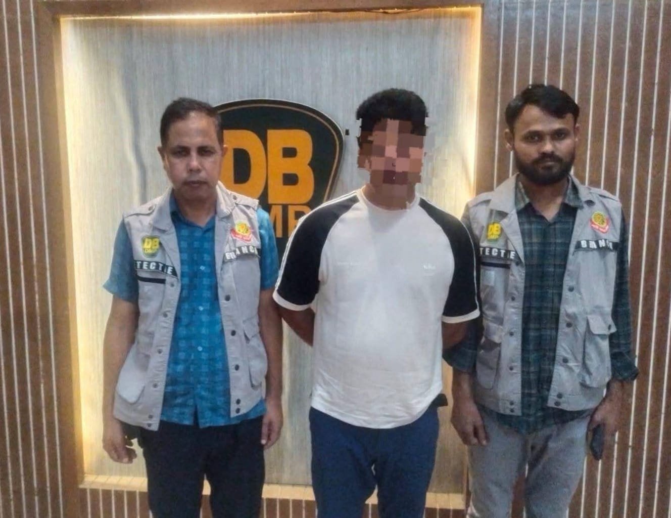 শীর্ষ সন্ত্রাসী বড় সাজ্জাদের সহযোগী গোলাম সারোয়ার বিমানবন্দরে গ্রেপ্তার
