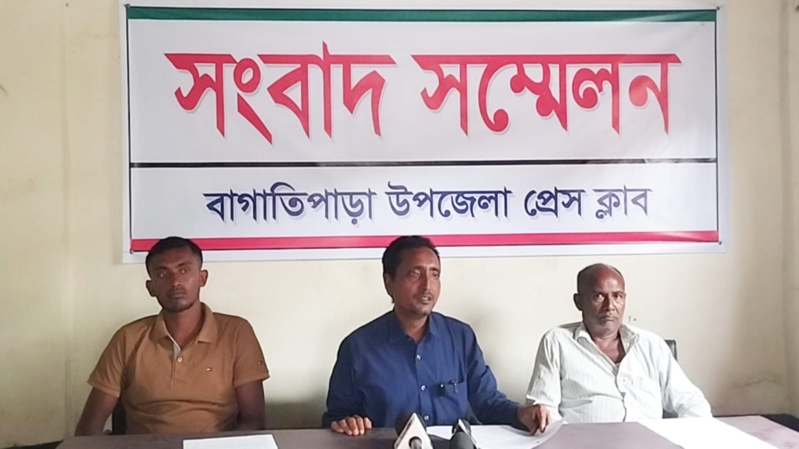 বিদেশে চাকরির নামে ৭ লাখ টাকা ও জমি আত্মসাৎ, উল্টো হুমকিতে ঘরছাড়া নাটোরের সাইফুল