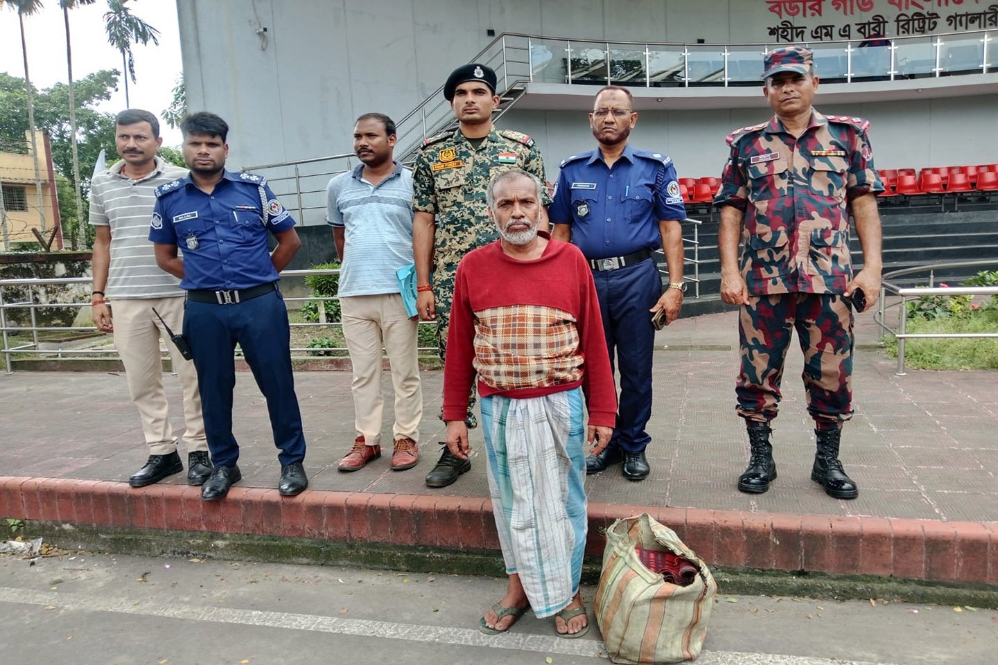 চীনে নেওয়ার কথা বলে ভারতের কারাগারে ৪ বছর, ট্রাভেল পারমিটে ফিরলেন জামালপুরের সিরাজুল