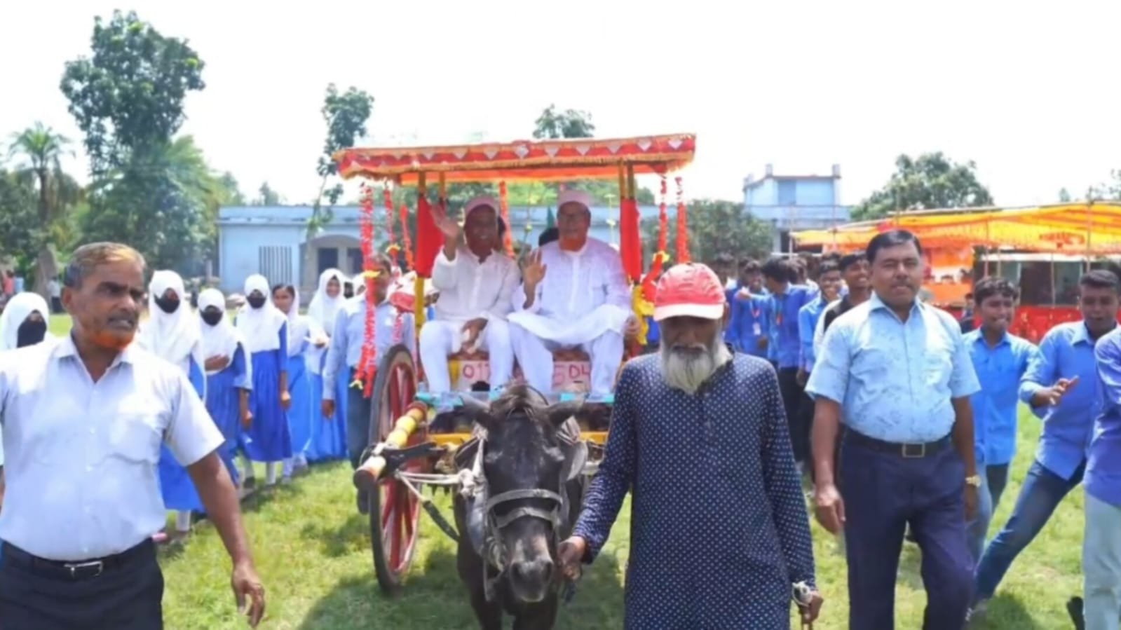 নাটোরে ঘোড়ার গাড়িতে চড়ে দুই শিক্ষকের রাজকীয় বিদায়