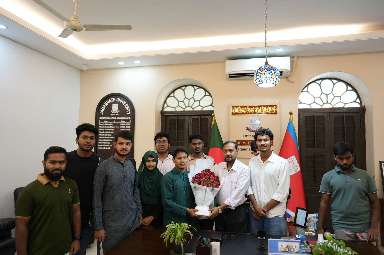 জবি শিক্ষার্থীদের ‘তুরাগ’ বাসের রুট ধামরাই পর্যন্ত সম্প্রসারণ, উপাচার্যকে কৃতজ্ঞতা
