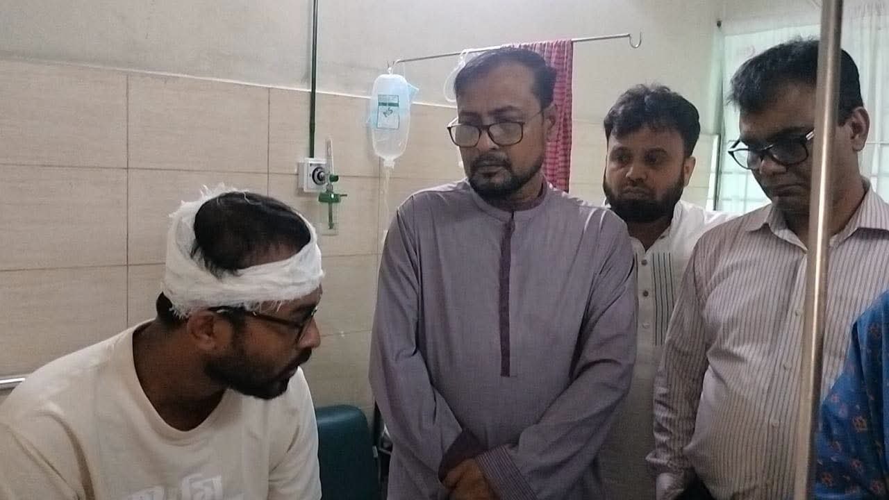 জবিতে সংঘর্ষে আহত শিক্ষার্থীদের হাসপাতালে দেখতে গেলেন উপাচার্য
