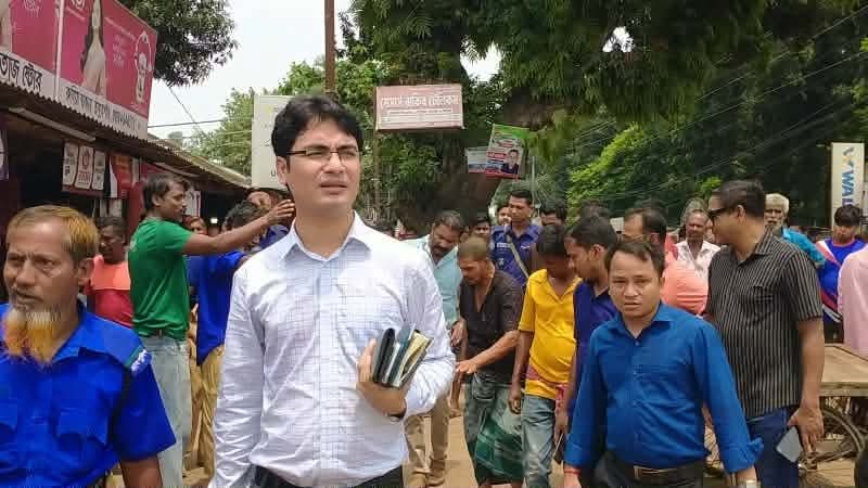 রুহিয়ায় ফুটপাত দখলমুক্ত করতে প্রশাসনের উচ্ছেদ অভিযান