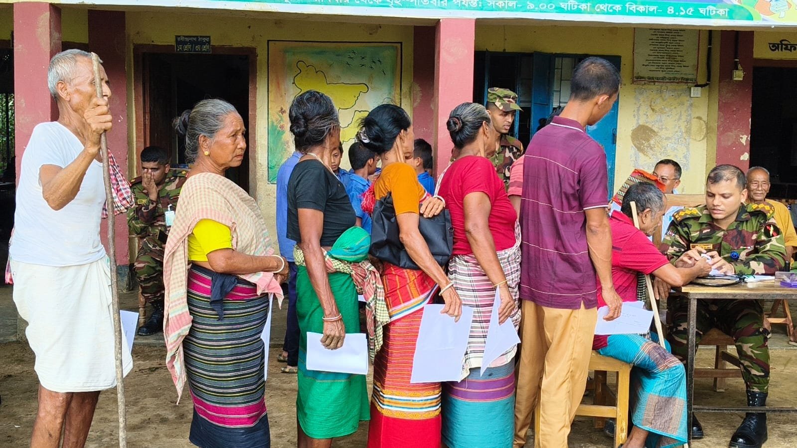 গুইমারায় চিকিৎসাসেবা প্রদান ও দুটি বাঁশের সাঁকো হস্তান্তর করল সেনাবাহিনী