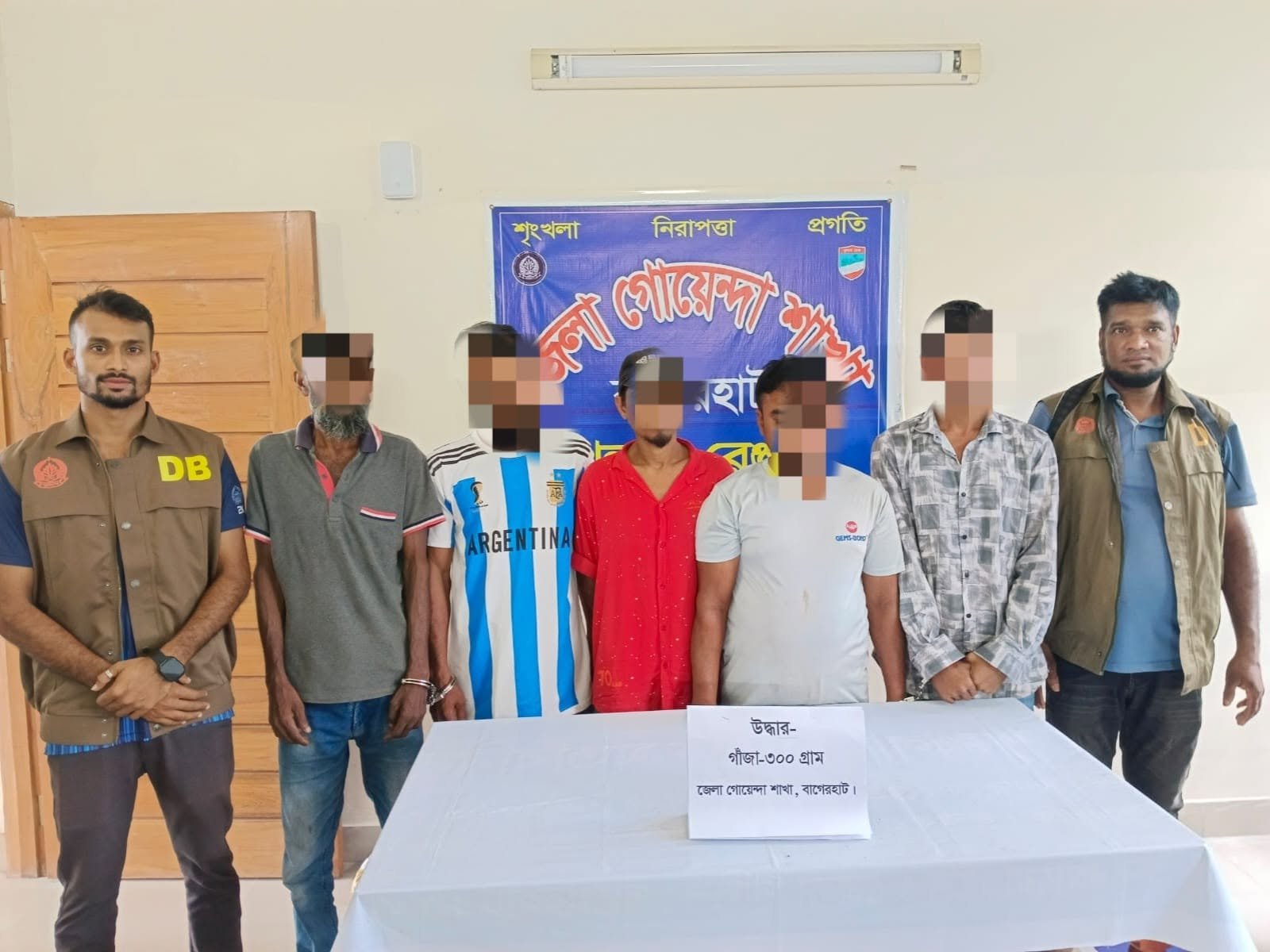 বাগেরহাটে খানজাহান আলীর মাজার এলাকায় গাঁজাসহ পাঁচজন গ্রেপ্তার