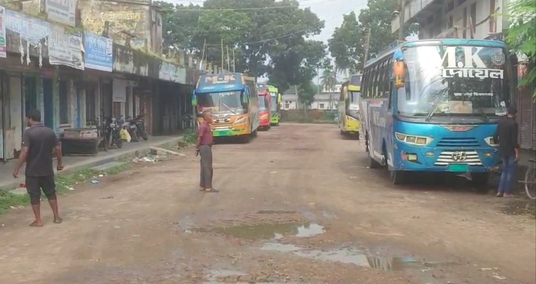 চুয়াডাঙ্গায় বাস চালকের ওপর হামলার প্রতিবাদে সব রুটে অনির্দিষ্টকালের বাস চলাচল বন্ধ