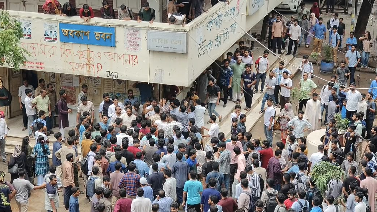 জবিতে ছাত্রদল-ছাত্রশিবির সংঘর্ষ, সাংবাদিকসহ আহত বহু