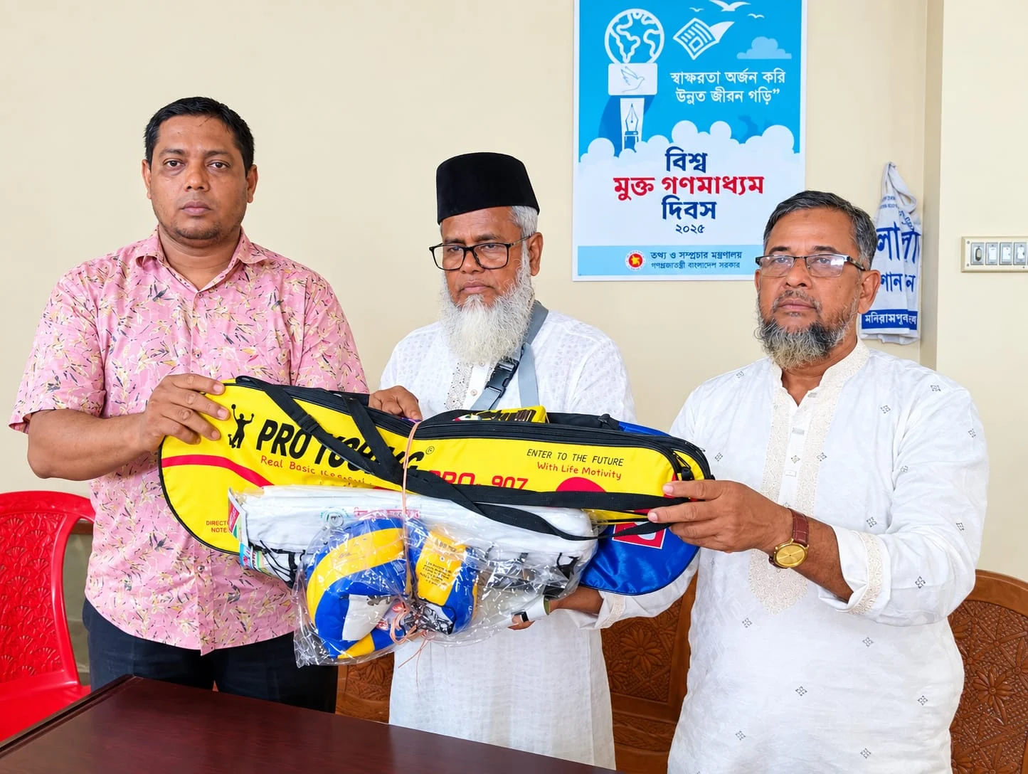 তরুণদের ক্রীড়ামুখী করতে মণিরামপুরে শিক্ষাপ্রতিষ্ঠান ও ক্লাবে ক্রীড়া সামগ্রী বিতরণ