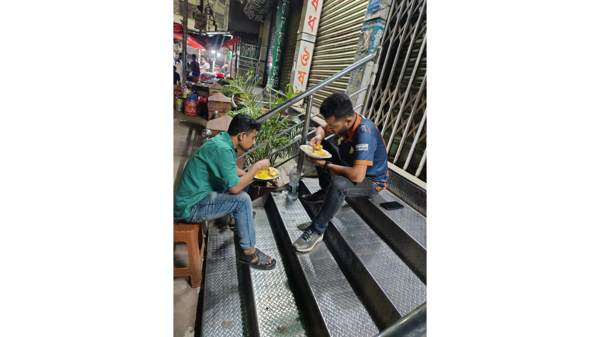 গভীর রাতে রাস্তার পাশে বসেই খাবার খেলেন ছাত্রদলের দুই নেতা