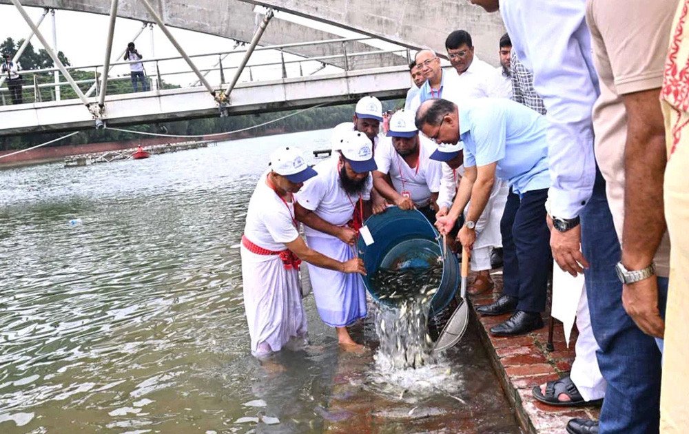জিয়া উদ্যানে বৃক্ষরোপণ ও মাছের পোনা অবমুক্ত করলেন প্রধানমন্ত্রী তারেক রহমান