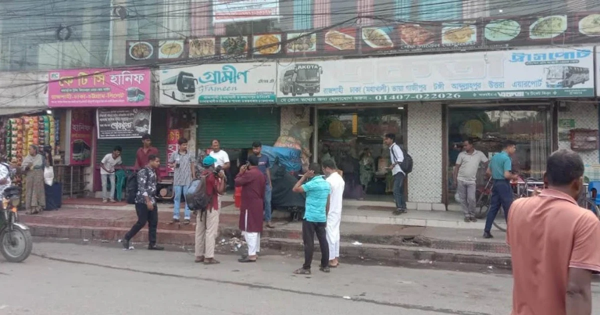নাটোরে বাস আটকের জেরে রাজশাহী থেকে দূরপাল্লার বাস চলাচল বন্ধ