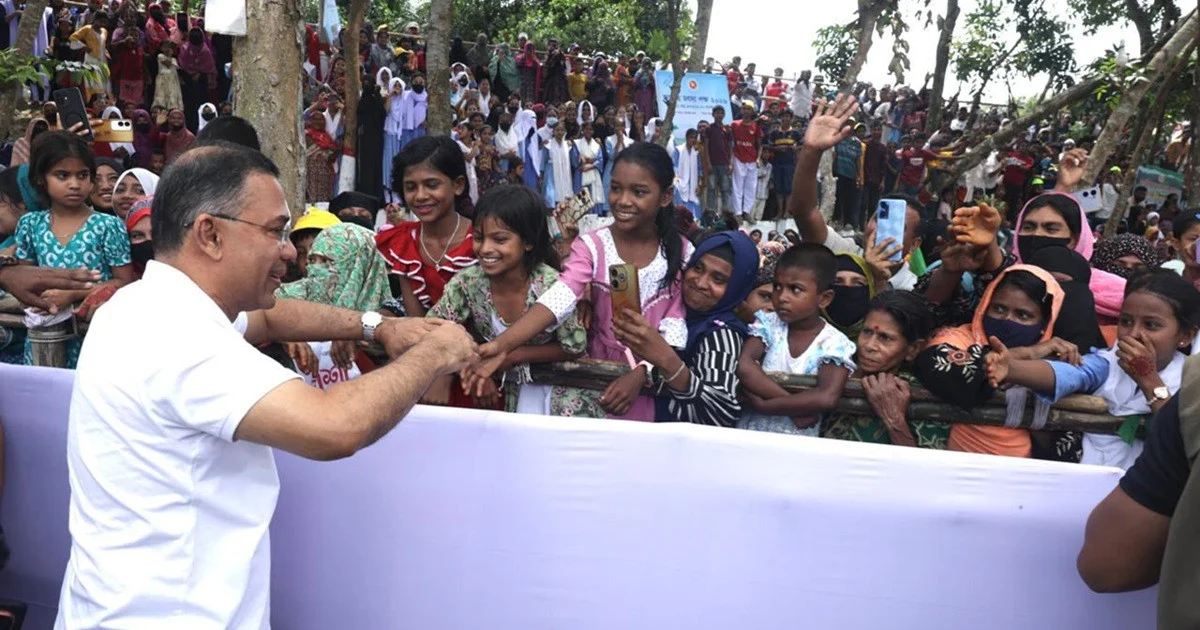 কোনো মঞ্চ নেই, মাইক নেই; ক্ষণিকের সাক্ষাতে প্রধানমন্ত্রী ও জনতার অকৃত্রিম বন্ধন