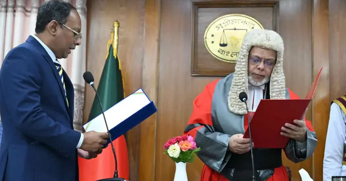 শপথ নিলেন পিএসসির নবনিযুক্ত চেয়ারম্যান অধ্যাপক ড. নাজমুজ্জামান ভূঁইয়া