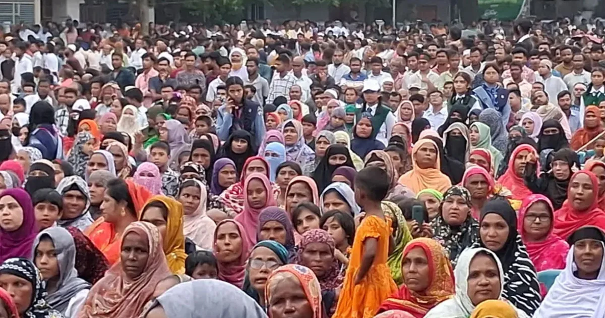বৃষ্টি উপেক্ষা করে ‘আলমগীর স্যার’-এর জন্য মাঠে হাজারো মানুষ