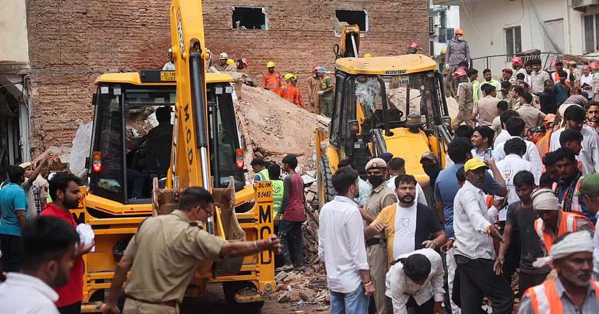 ‘আমাদের বাঁচান’: দিল্লিতে ৬ তলা মেসবাড়ি ধসে আটকা বহু শিক্ষার্থী, চলছে উদ্ধার অভিযান