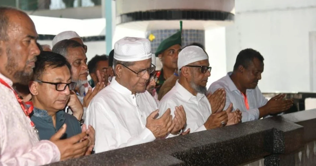 সিলেটে পৌঁছেই হযরত শাহজালাল (রহ.)-এর মাজার জিয়ারত করলেন রাষ্ট্রপতি