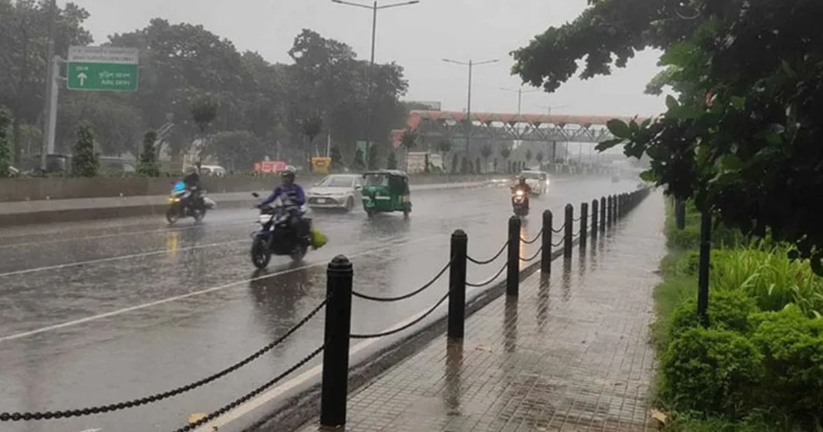 ভোরের ঝুম বৃষ্টিতে ভিজল রাজধানী, স্বস্তির সঙ্গে ভোগান্তি